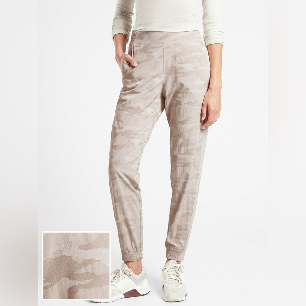 Athleta Brooklyn Camo Jogger Abalone Camo Beige Women’s Joggers Size 2p